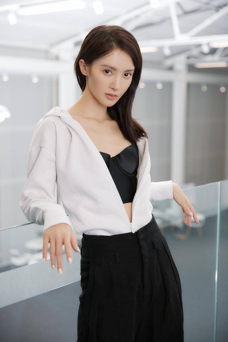 知名演员金晨怒了!"歪嘴"事件引发评论区沦陷