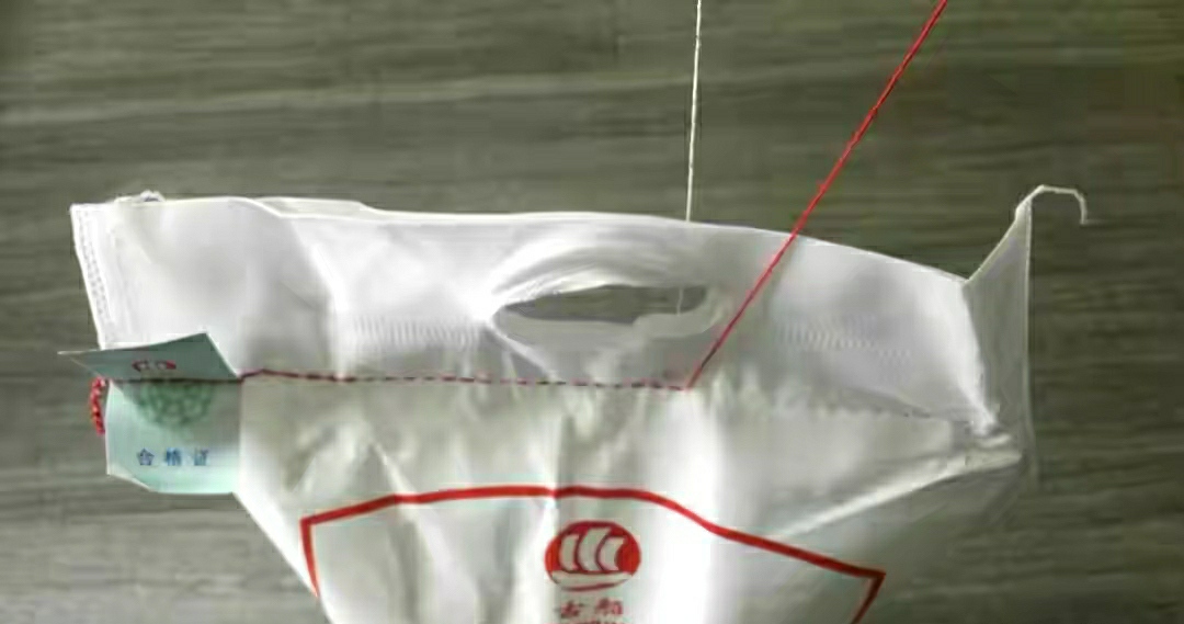 缝线的面袋不好拆?超市员工教你1招,每次拆米袋轻松一拉就开