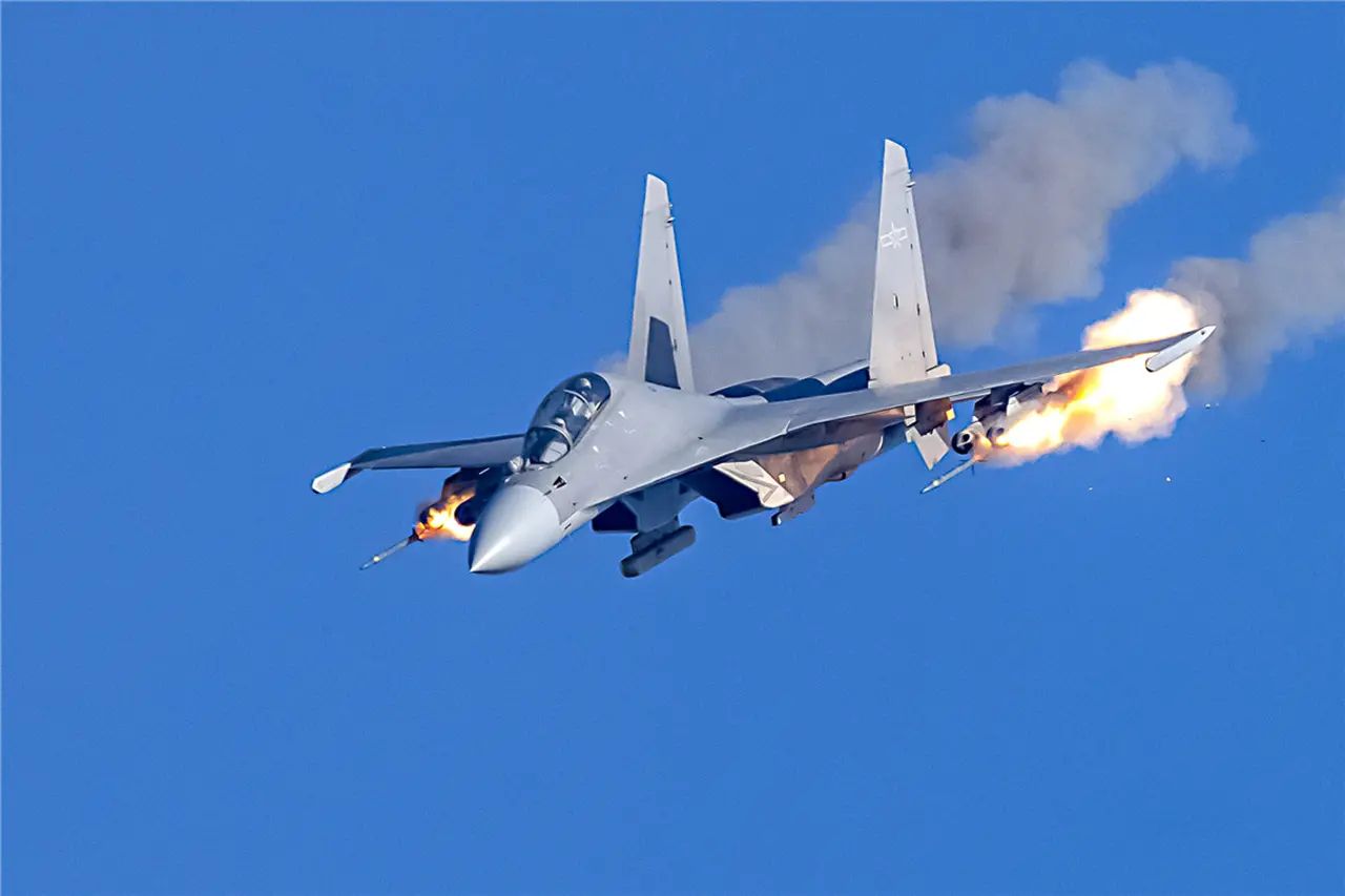 中国空军歼16大象漫步,产量质量同步提升,性能强大未来还需更多