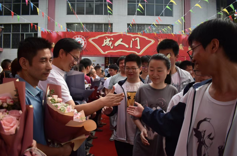 隆回县第二中学举行高三毕业典礼