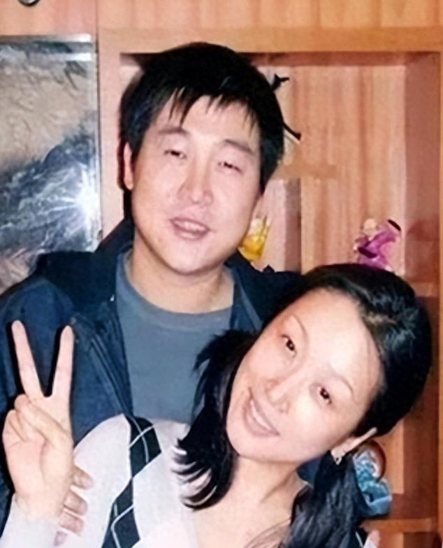 孙悦的第一任男朋友是刚出道时候认识的经纪人居鹏,他可以说是陪伴