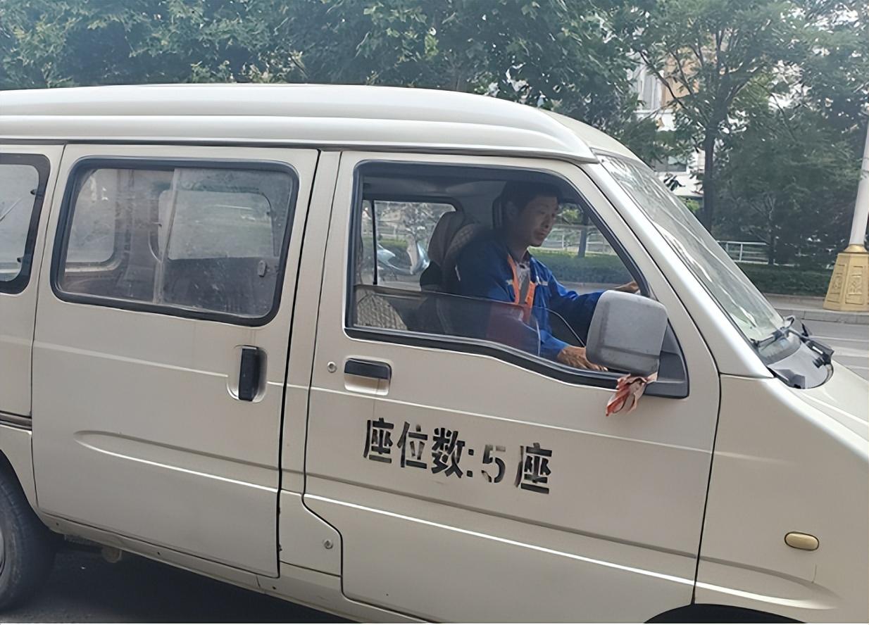 回顾一泥瓦匠瞒妻子参加高考54岁大学毕业无人录用重返工地