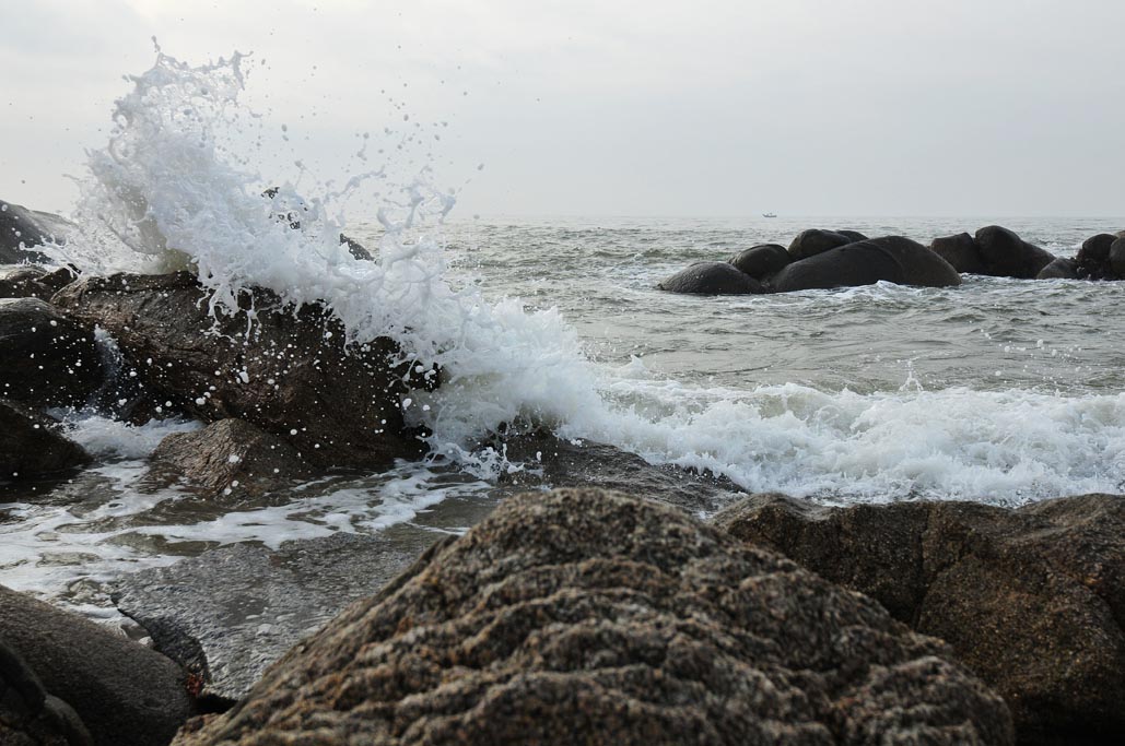 地球潮汐,为什么是受遥远的月球所影响的?