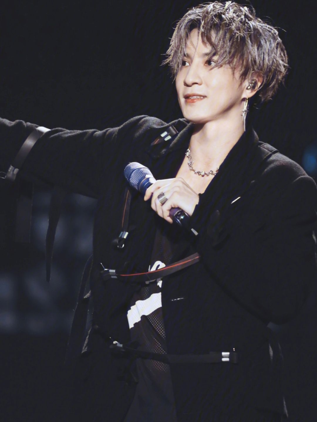 薛之谦唱到一半被伴舞撞飞了