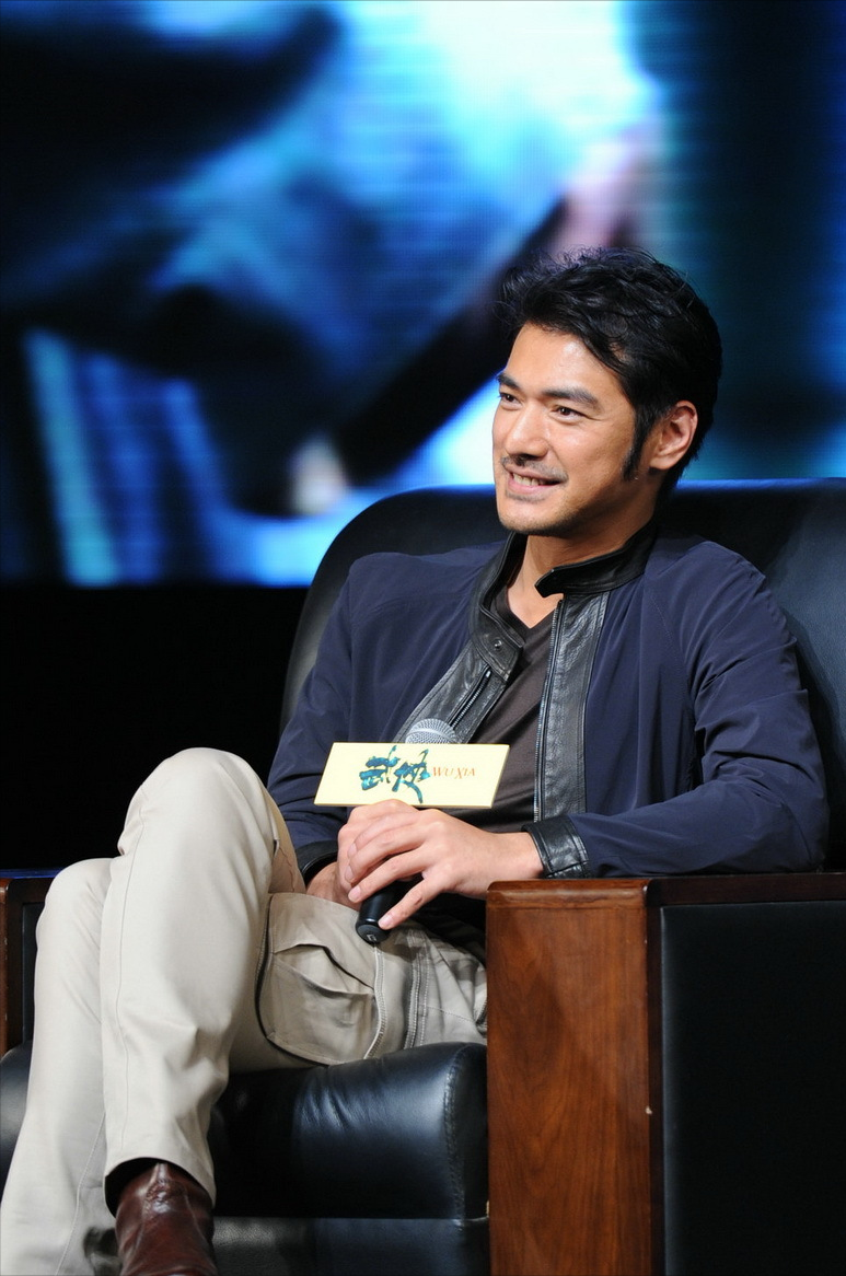 "高质量男士"金城武,身穿西装好潇洒,真是自带霸总范