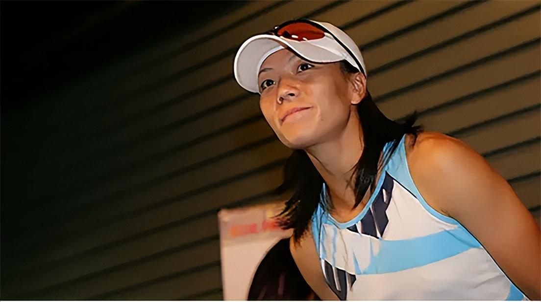 2018年,43岁前女足国脚张欧影患癌离世,临终前特地换上7号球衣