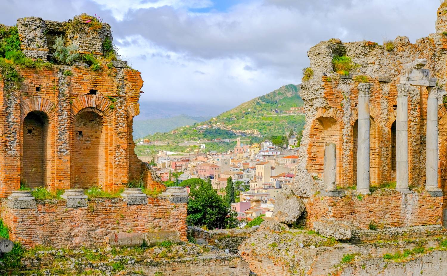 古代希腊北部边界的马其顿在地理环境与社会方面有哪些特点?