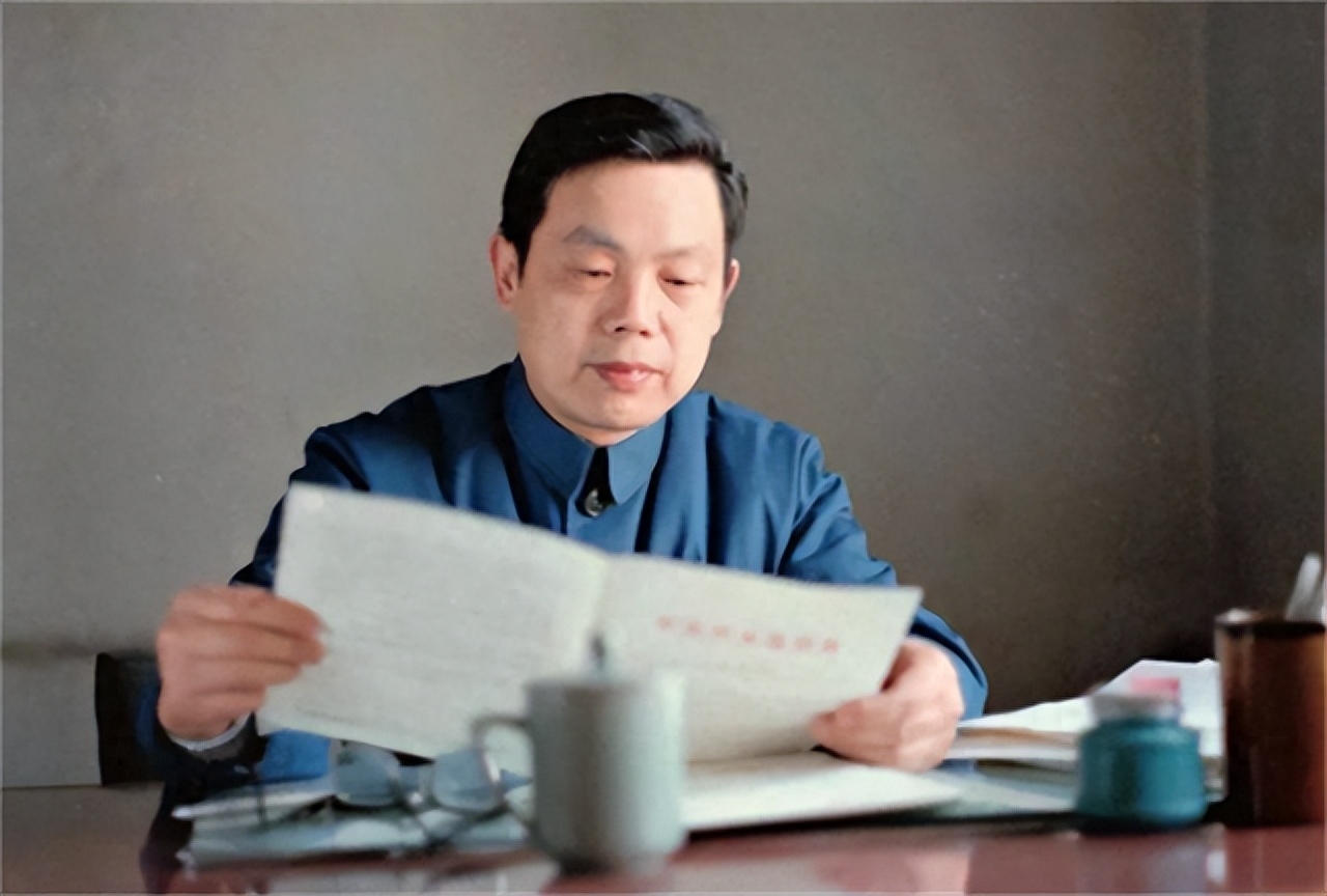 关广富:被破格提拔,任湖北省委书记,宣布任命前一刻自己才知道