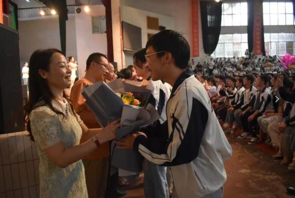 隆回县第二中学举行高三毕业典礼