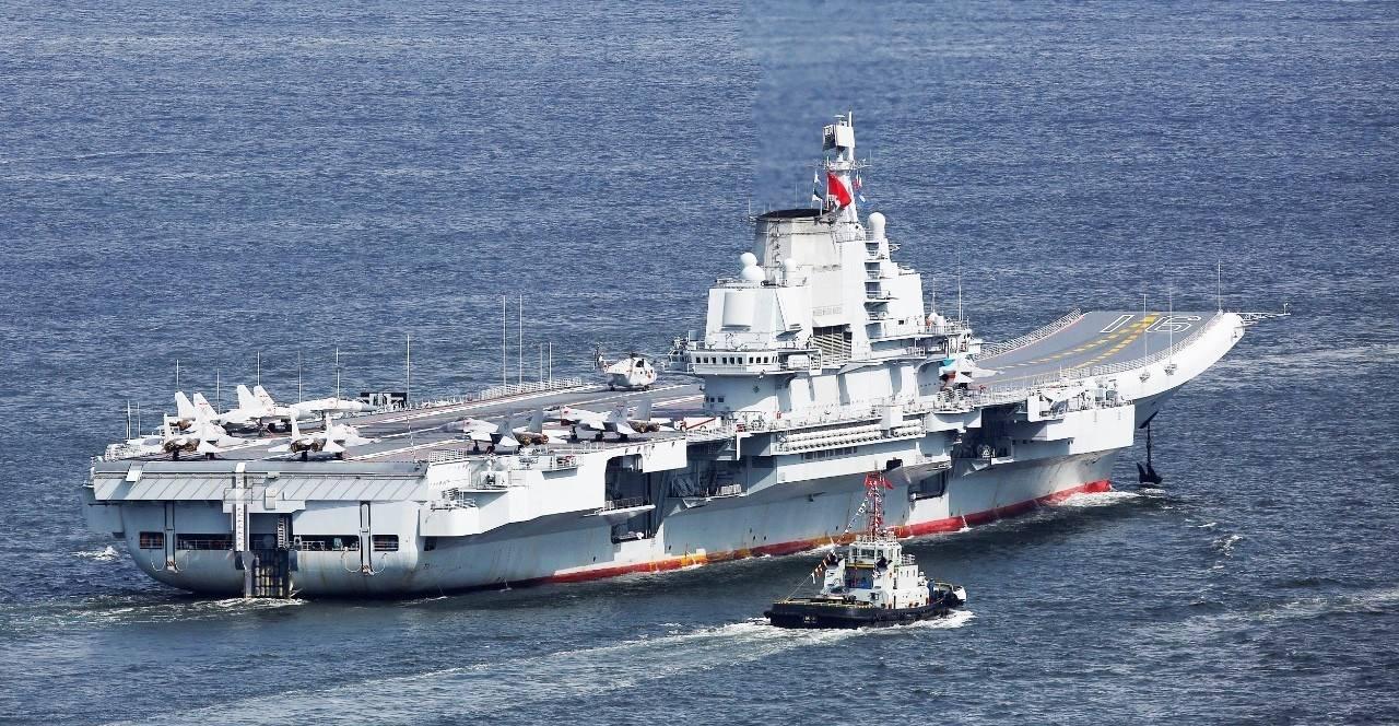 中日航母同框,出云级能单挑辽宁舰吗,排水量还没有075大