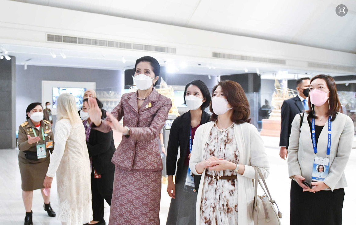 第一夫人们合影照!印尼夫人白色蕾丝裙淑女,泰国夫人时装款干练