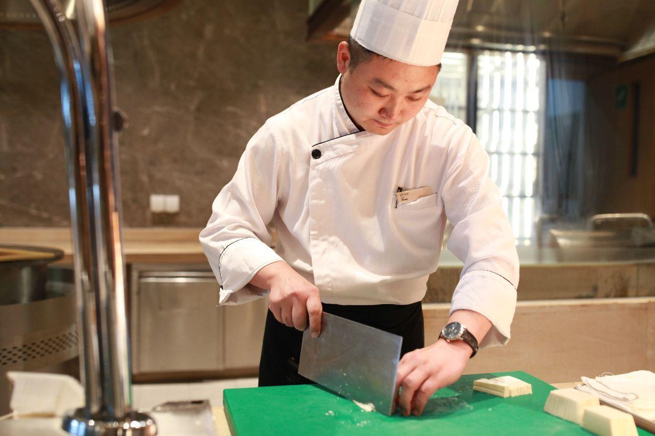 各国厨师刀工比拼:日本切生鱼片,美国切面包片,中国人技压全场