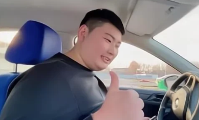 豪横!朱小伟考完驾照后,大衣哥奖励2台豪车,却被夸实在又低调