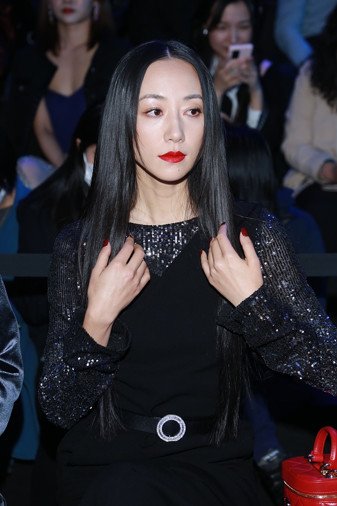 韩雪现身时装周,黑裙红唇又飒又酷 长发披肩气场全开