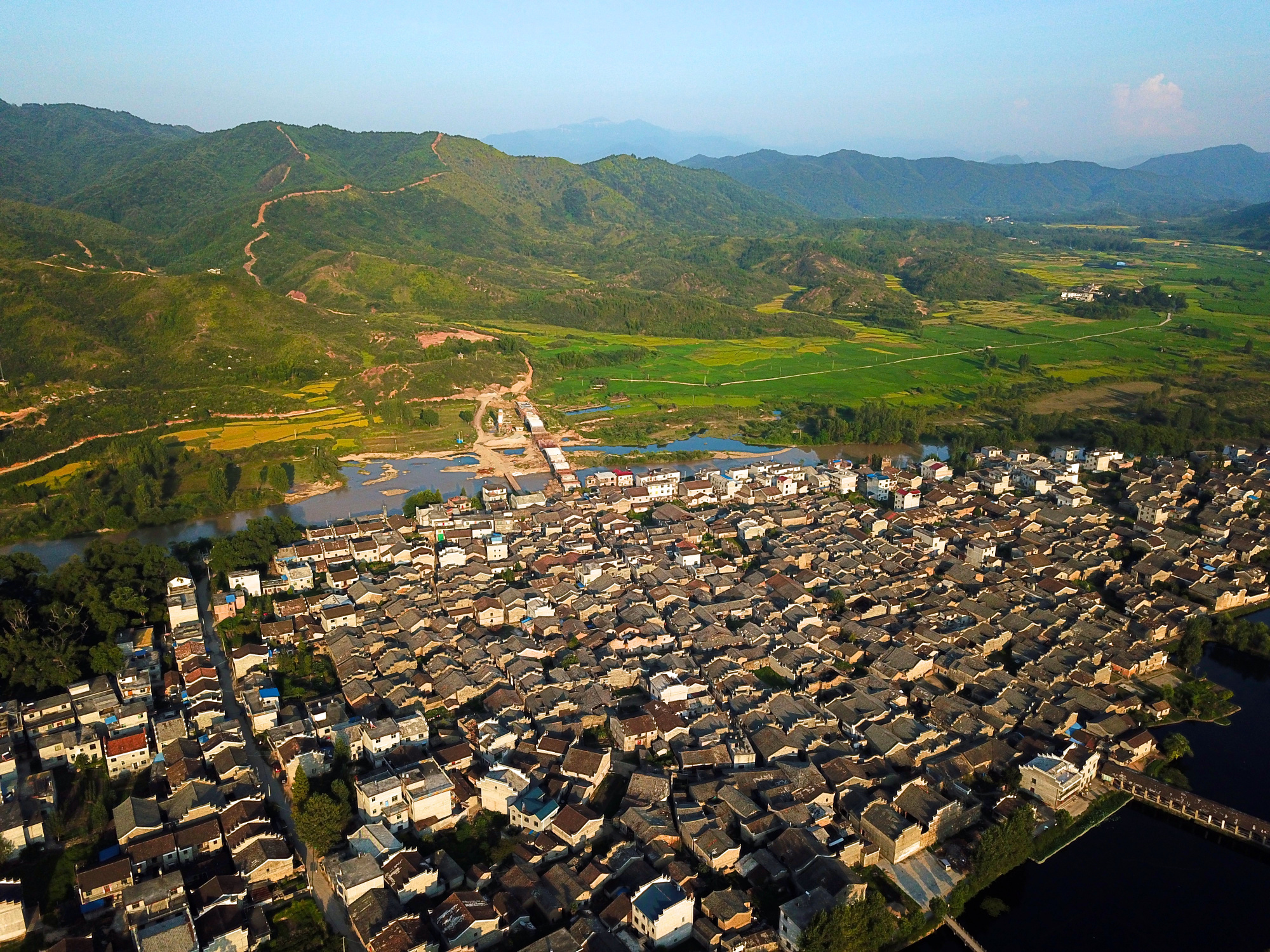 乐安县一冷门古镇,青山环绕江水环抱,游客很少建筑保存完好