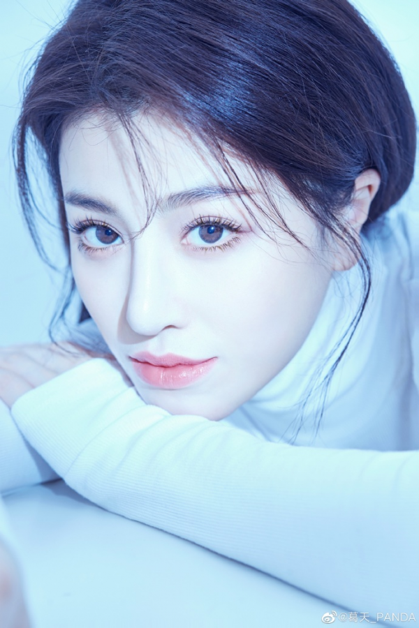 葛天未来感大片曝光惊艳全网 造型时尚气质高级