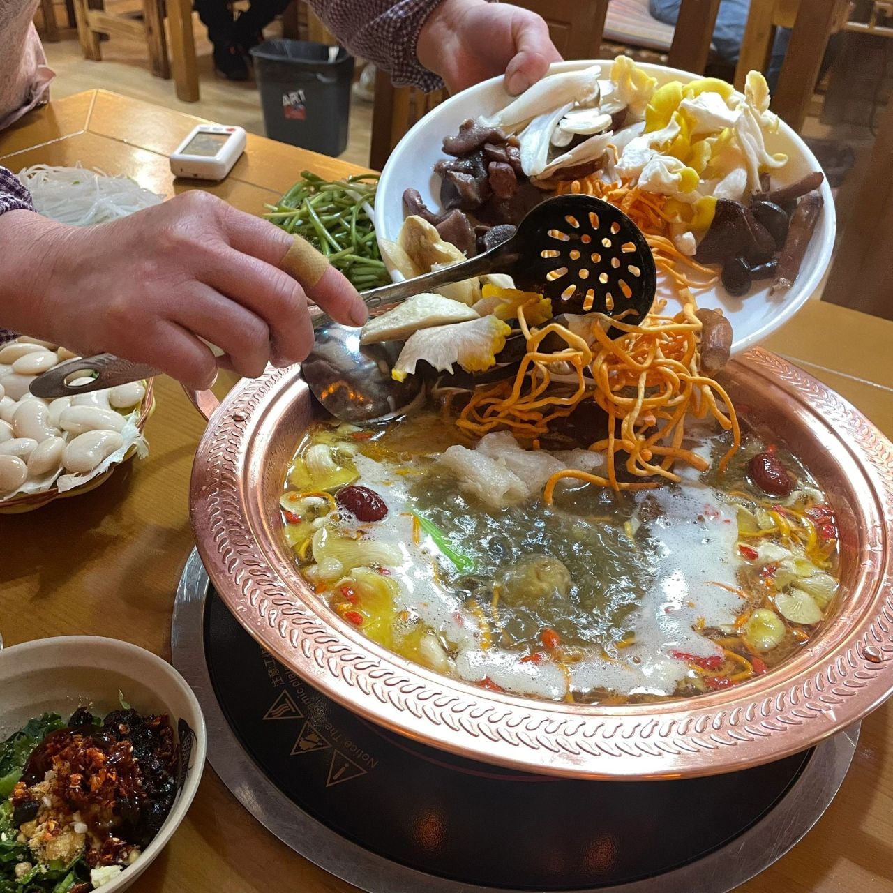 day1 晚餐 图1 菌汤火锅(食全酒美·野生菌) 在古城里面自己随便盏哪