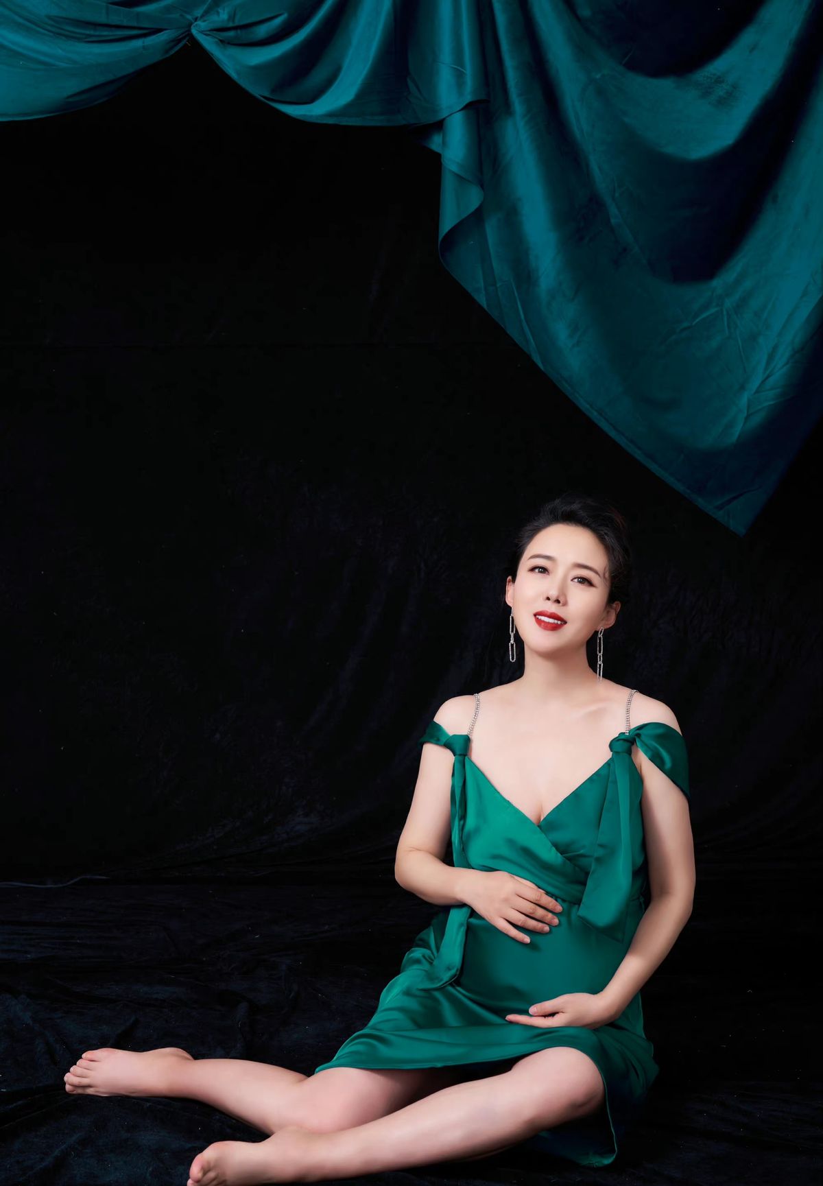 颜丹晨晒孕妇照庆44岁生日,怀胎10月肚大如球,穿吊带裙身材火辣