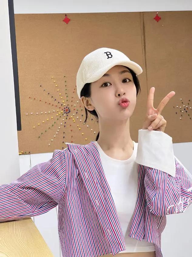 已经30岁的她越来越美丽迷人,让我们共同期待小猴紫未来的发展