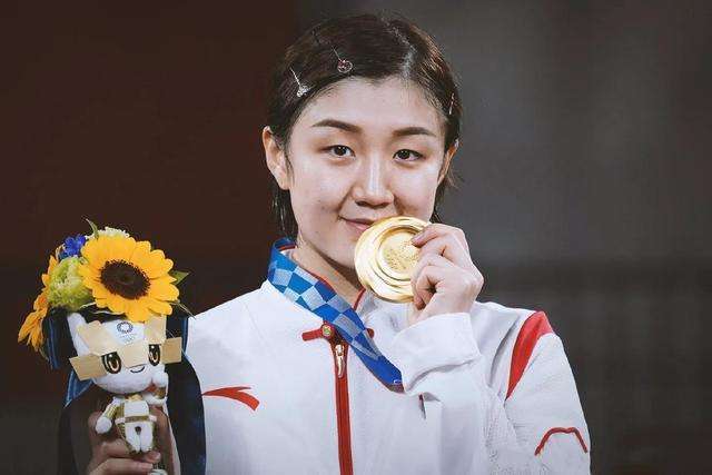 国超与奥运冠军陈梦儿时训练场地故地重游