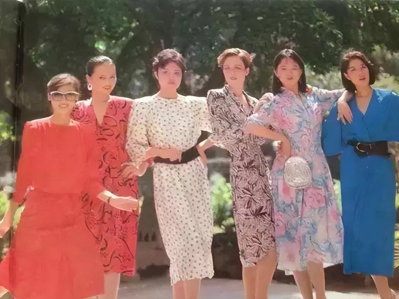 看了80年代妈妈的穿搭,终于明白我爸为何嫌我土,审美倒退太明显