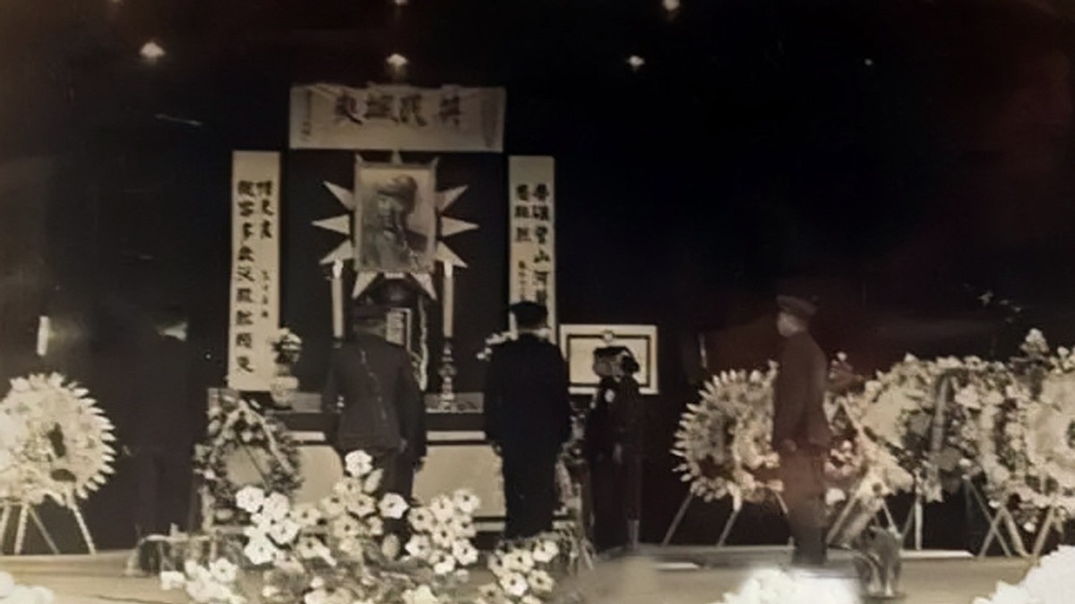 戴笠飞机失事尸体被烧焦,戴着黄金面具下葬,坟墓被7个老农挖开