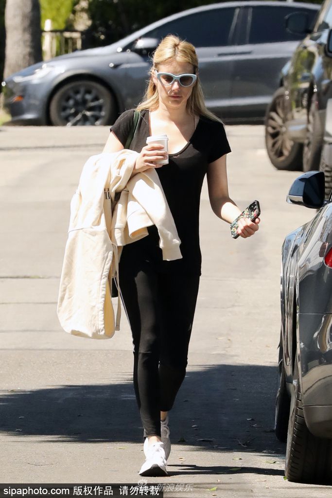 艾玛·罗伯茨身穿黑色健身装现身洛杉矶 街头运动展示好身材