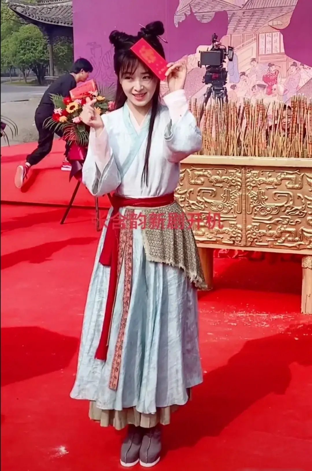 张含韵生图来袭!时隔多年再次拍戏,32岁依旧宛如少女,俏皮可爱