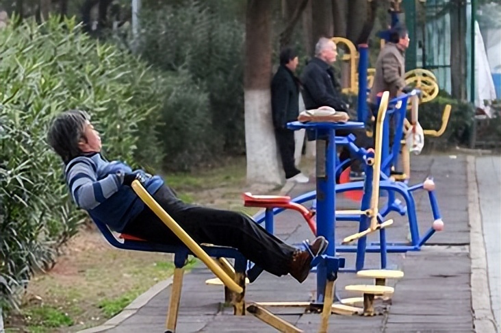 冬季陪老年人到室外锻炼身体,有什么注意事项?