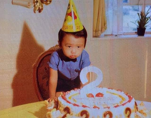 张柏芝与三胎儿子游泳,小儿子头发浓密,与谢霆锋小时候一模一样