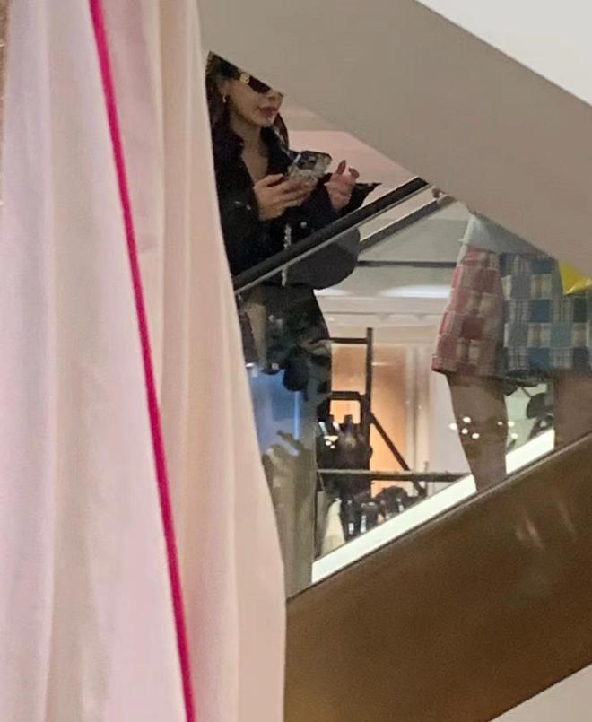 杨颖携子母亲游英国,小7岁亲弟杨帆同行备受瞩目