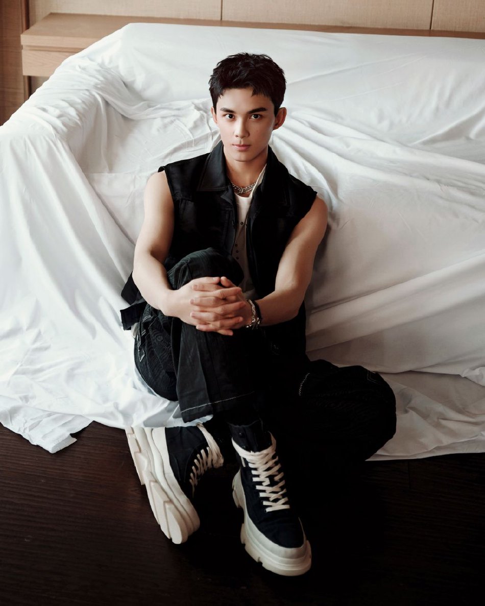 吴磊新造型帅气逼人,黑色无袖马甲成为焦点!为国争光的脸