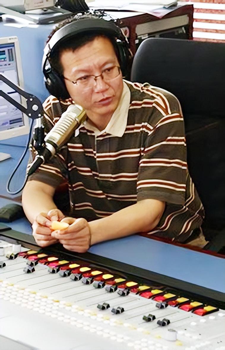 央视名主持高潮东:他与妻子曾是纺织厂同事,饱受亲情空巢困扰