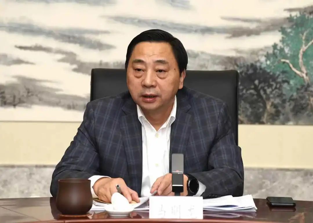 马明龙主持召开经济社会领域专家学者座谈会:立足新阶段新使命科学