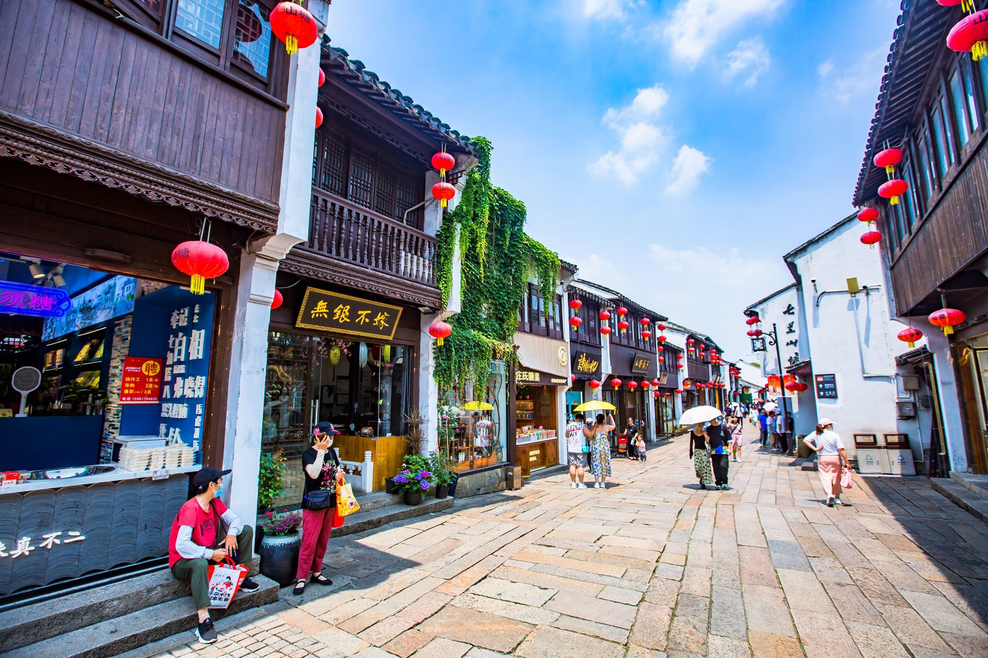 苏州山塘街,已有千年历史,游客众多,被誉为姑苏古城第一街