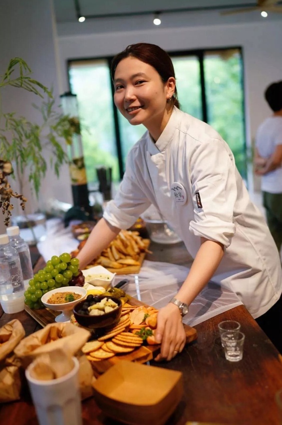 你没看错,在崇明的她这么美,是个世界名厨!