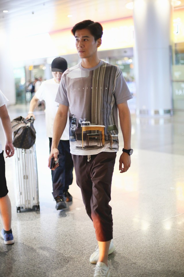 乔振宇老态明显,但身材依旧很有型,休闲装都能穿出时尚感