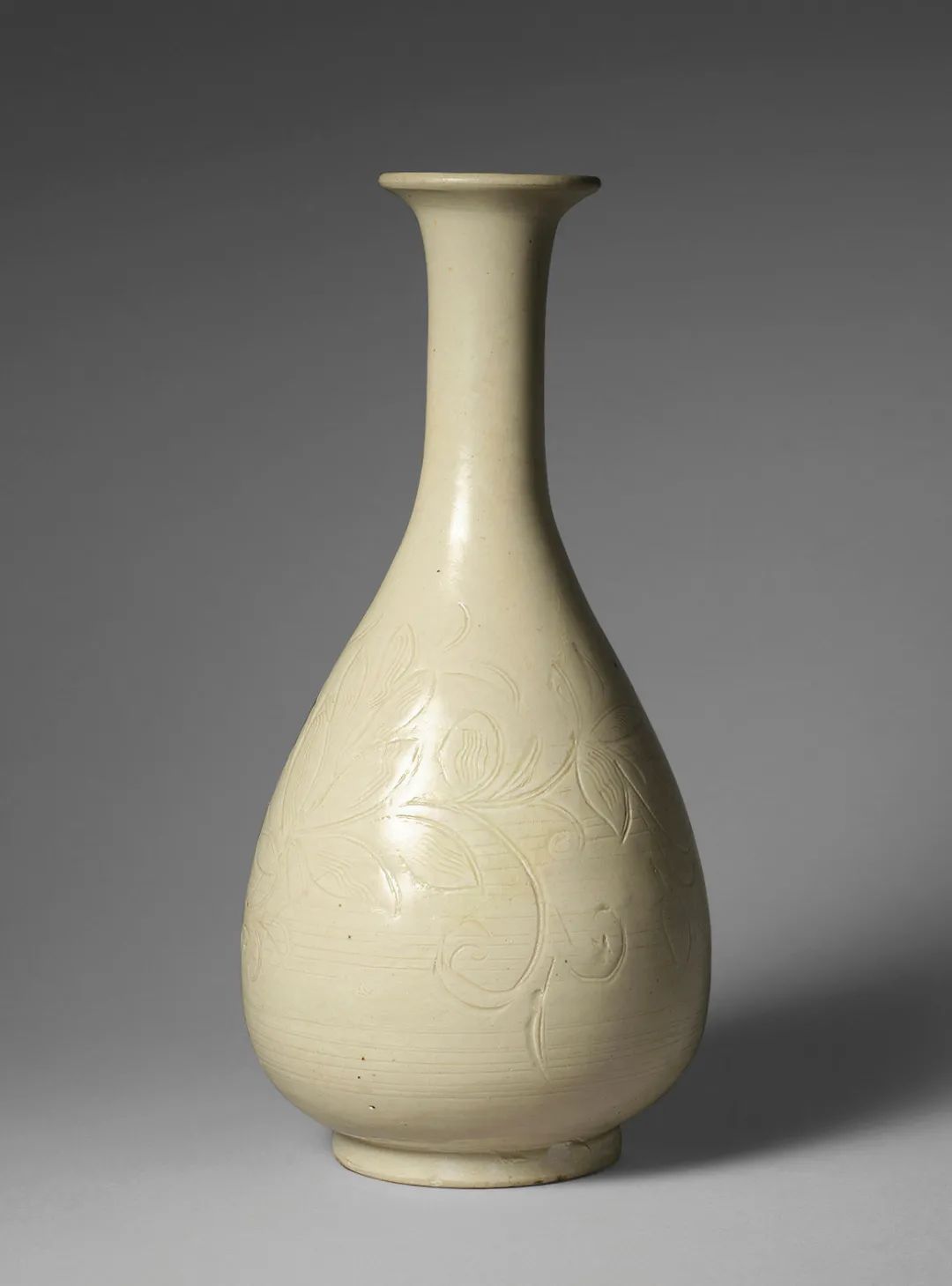 lot0118 明 定窑刻花玉壶春瓶 h22.3cm 估价:60,000—100,000