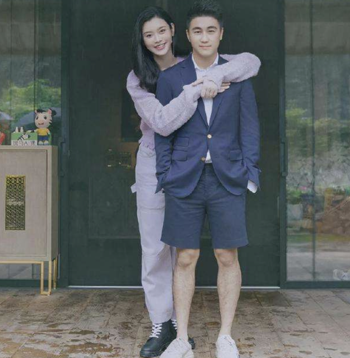 何猷君前任林慧俐风光出嫁,聘礼堆满屋比人高,与老公拥抱好幸福