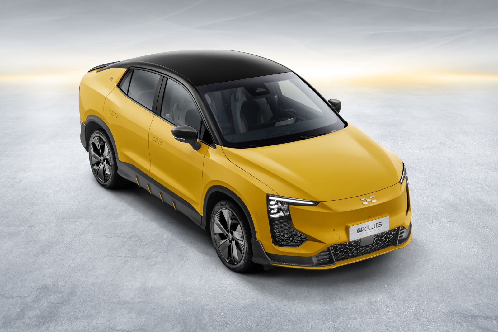 爱驰u6国产纯电新玩家,更智能更时尚