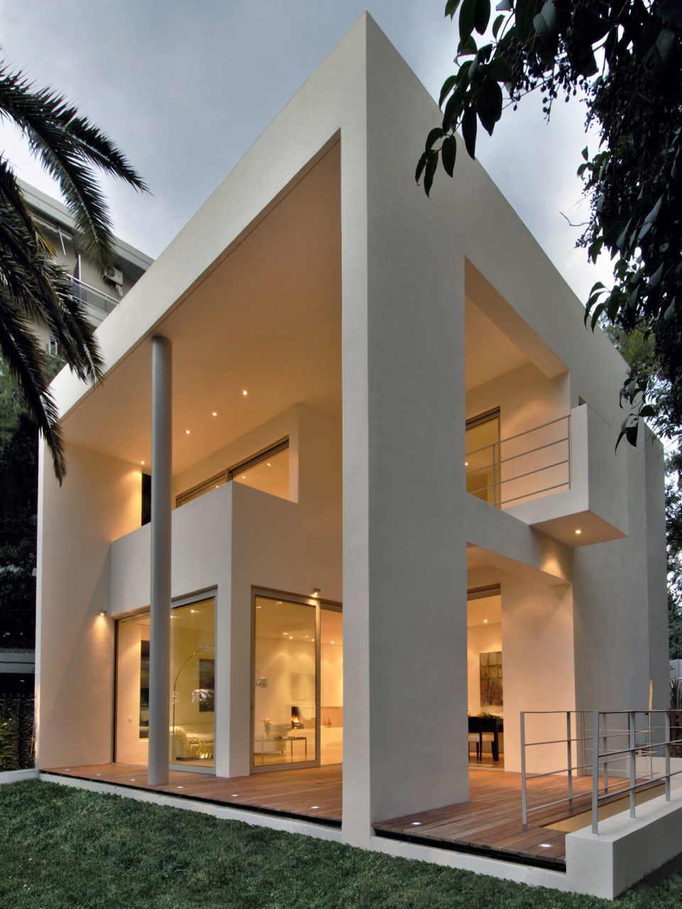 纯粹的白色仿石漆结合体量的穿插,浅灰色的线脚避免平屋顶淌水,整体