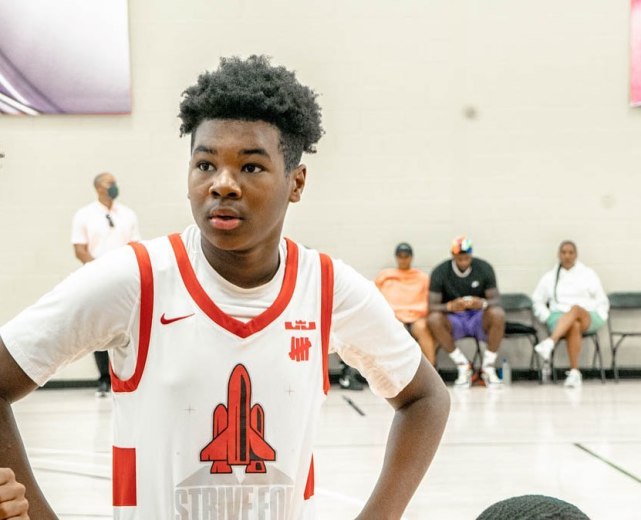 真忙!看完大儿子比赛,詹皇陪同母亲及妻子换地观看小儿子篮球赛