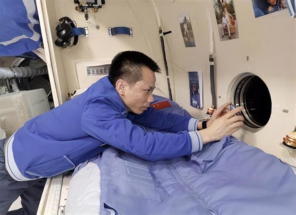 实际上在空间站里睡觉,宇航员可以选择任何他喜欢的姿势.