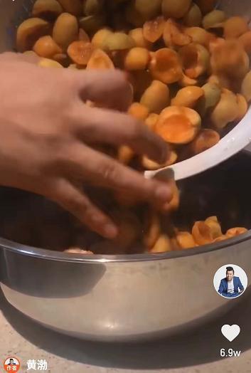 45岁黄渤家中豪宅曝光,屋内含有整排落地窗,屋外还被树木环绕