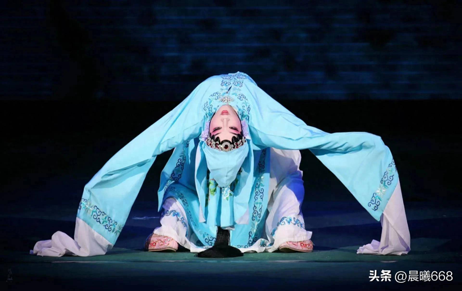 黄梅戏演员周瑶成功演绎