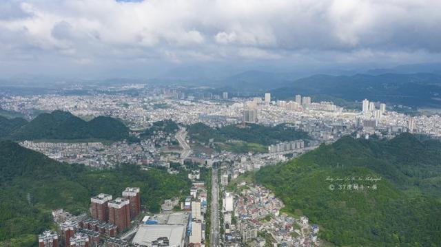 关于进一步明确花垣县城区违法停车严管路段的公告