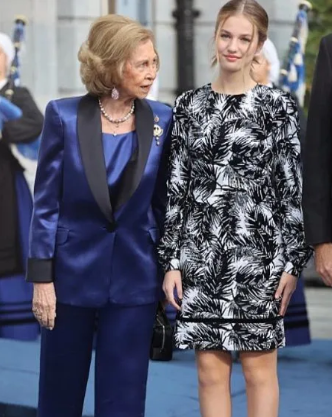 索菲亚王太后与儿子一家四口齐聚,一身宝石蓝西服套装闪耀又贵气