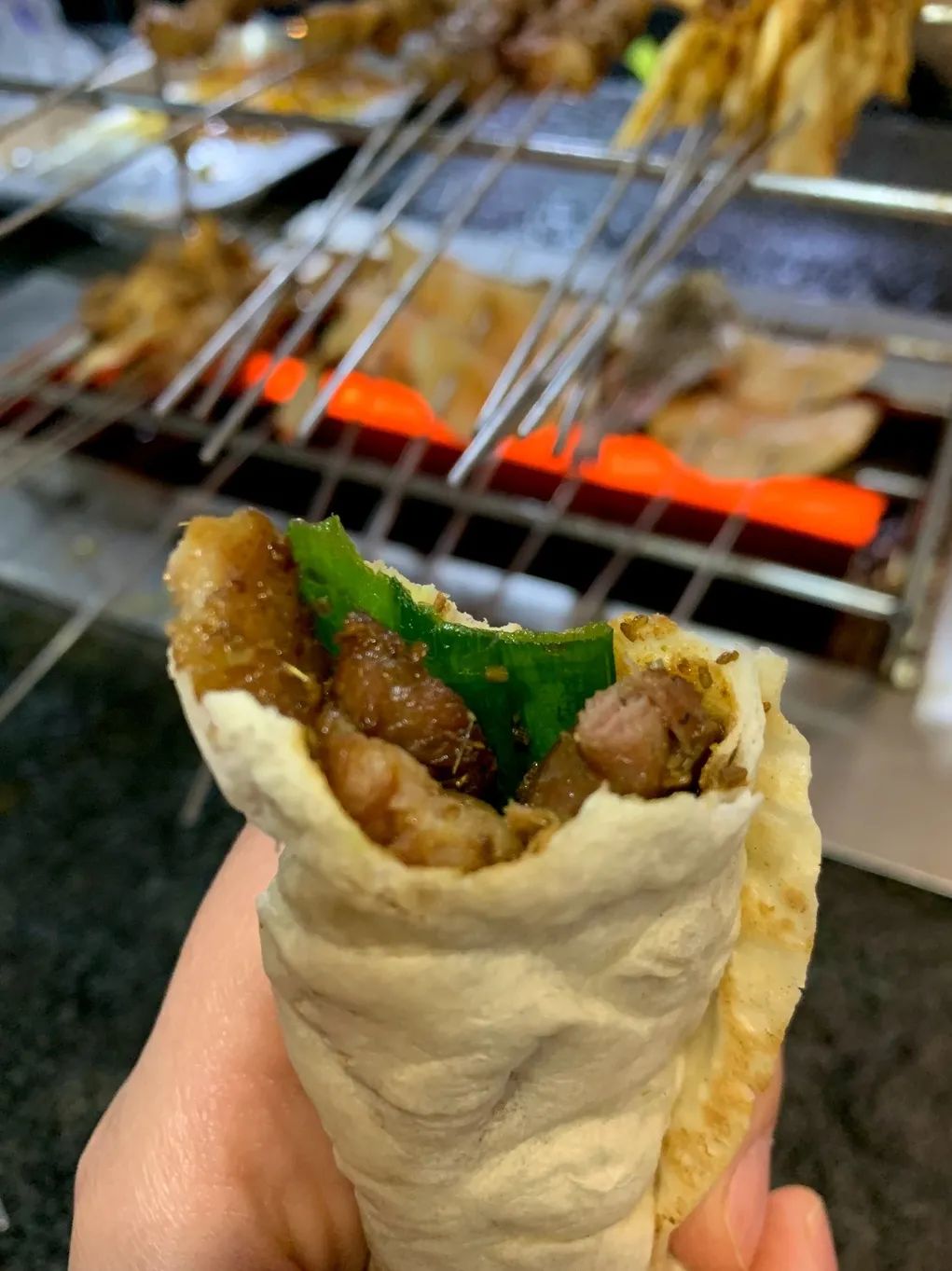 卷饼,小葱配烧烤!淄博烧烤实名爆火,盛夏撸串太舒坦!