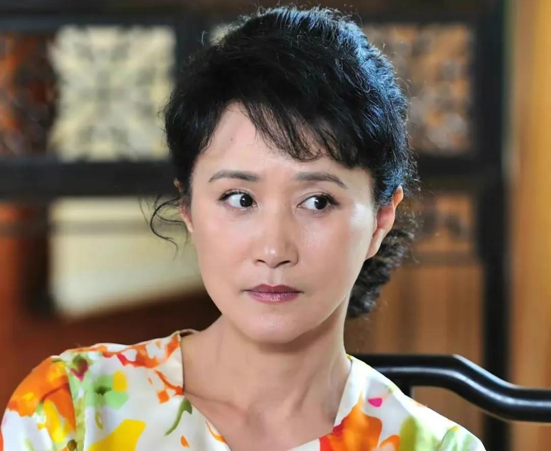 张小磊:当红时为爱息影,嫁圈外丈夫恩爱十几年,如今孙女6岁了