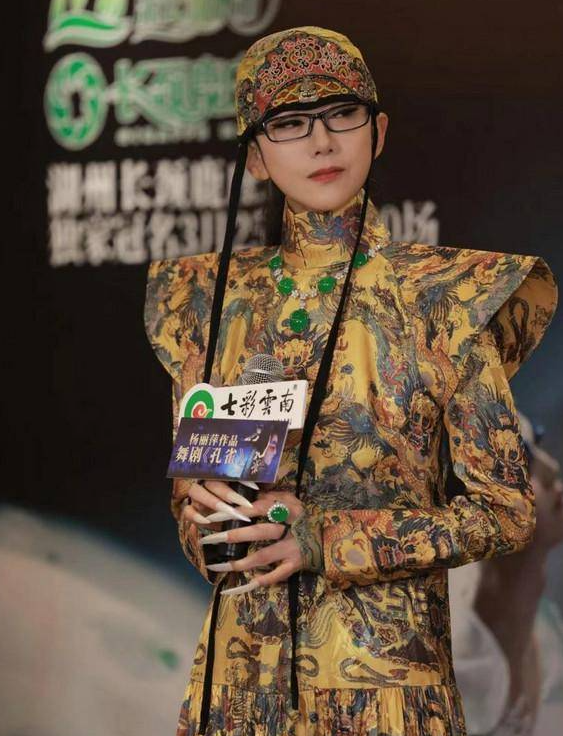 杨丽萍天价翡翠亮相,华贵气质尽显